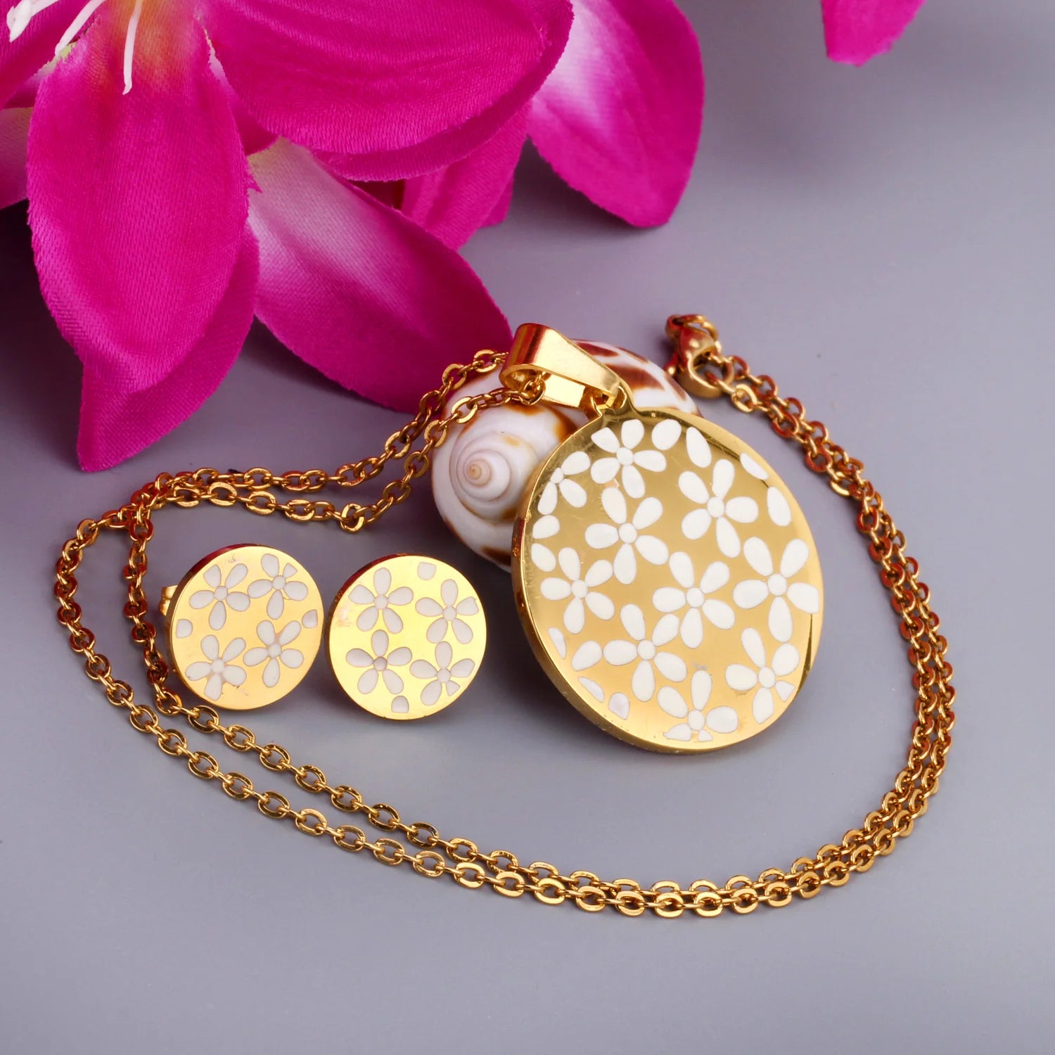 "JEWELRY" Gold-tone flower and shell pendant necklace and earring set; necklace and earring set, golden color flower shell pendant necklace and earrings, Brinco Jewelry, Valentine's Day Wholesale