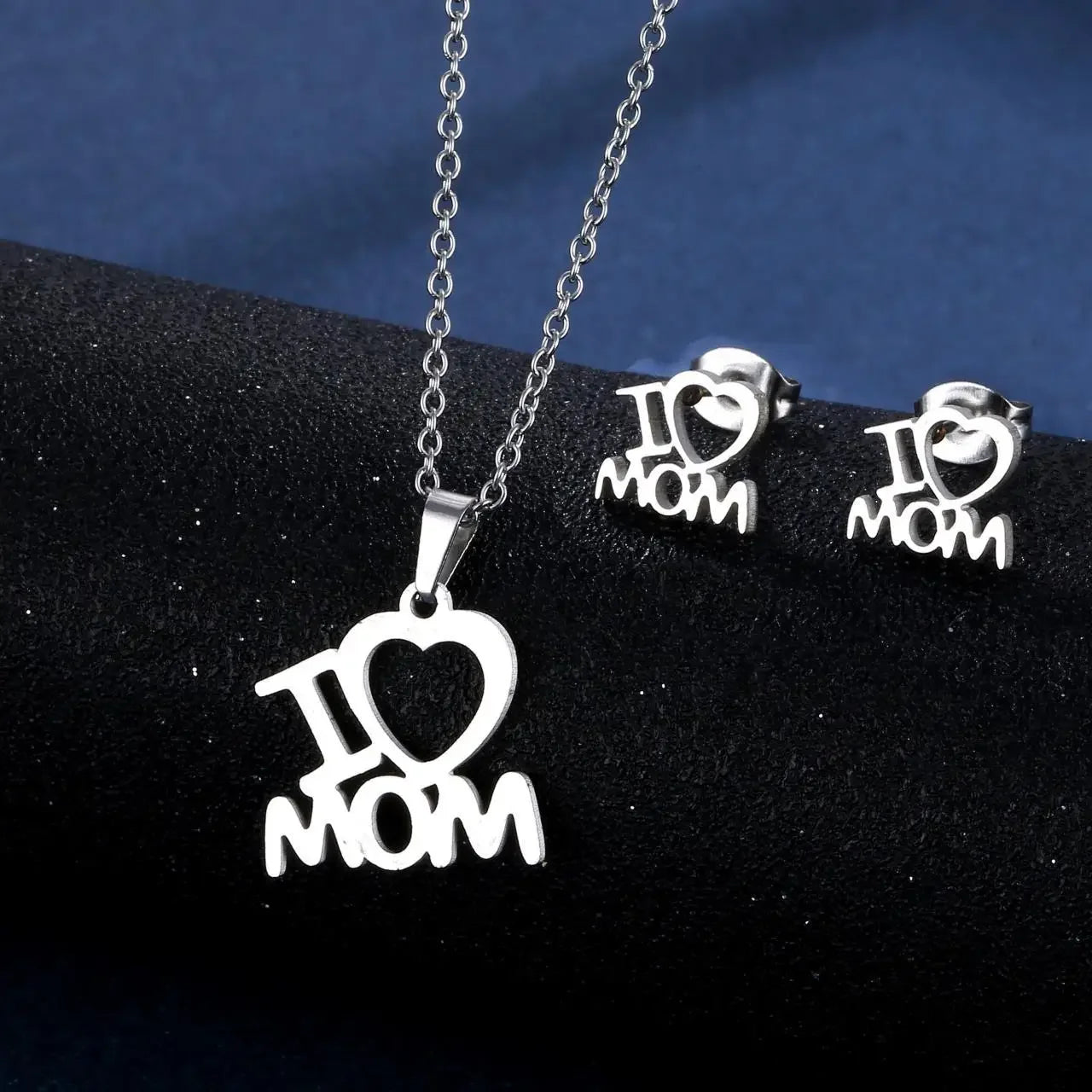 "JEWELRY" "Mom" pendant necklace for Mother's Day, with a name pendant. Mother's Day Mama Letter Pendant Necklace For Women Mom Nameplate Clavicle Chain Choker Stainless Steel Jewelry Minimal Gift