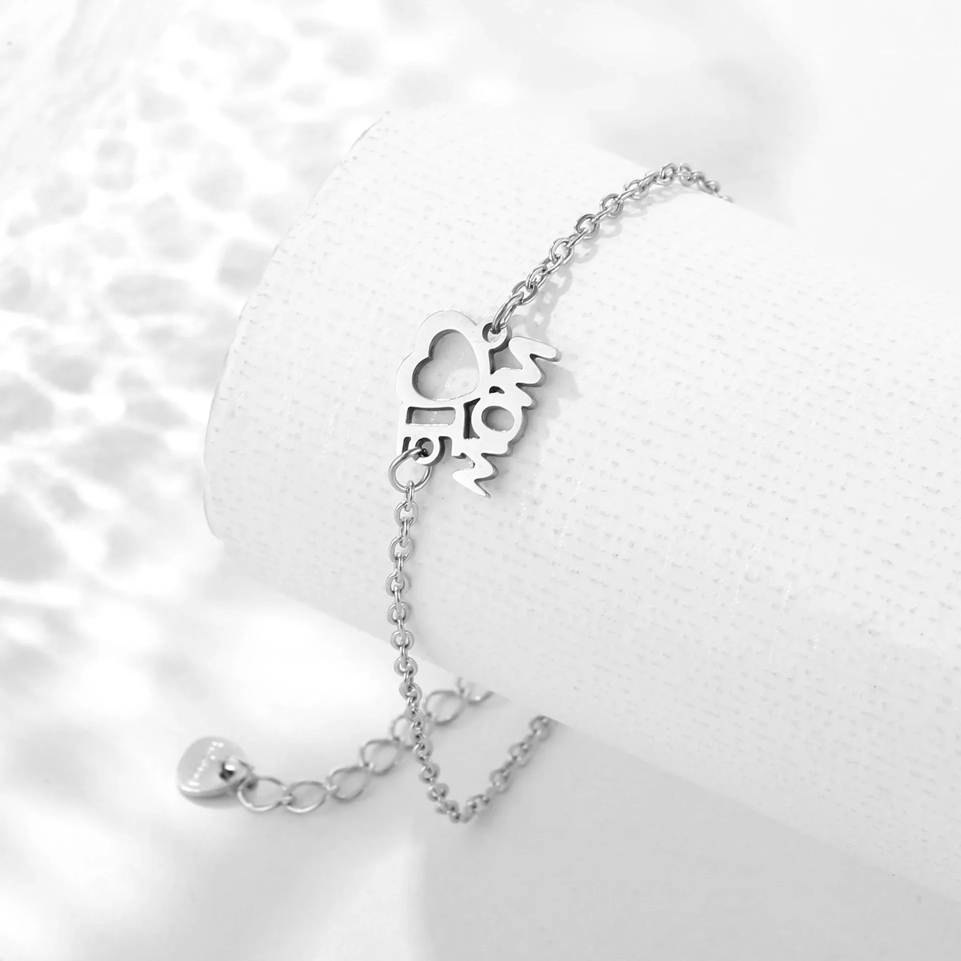 "JEWELRY" "Mom" pendant necklace for Mother's Day, with a name pendant. Mother's Day Mama Letter Pendant Necklace For Women Mom Nameplate Clavicle Chain Choker Stainless Steel Jewelry Minimal Gift