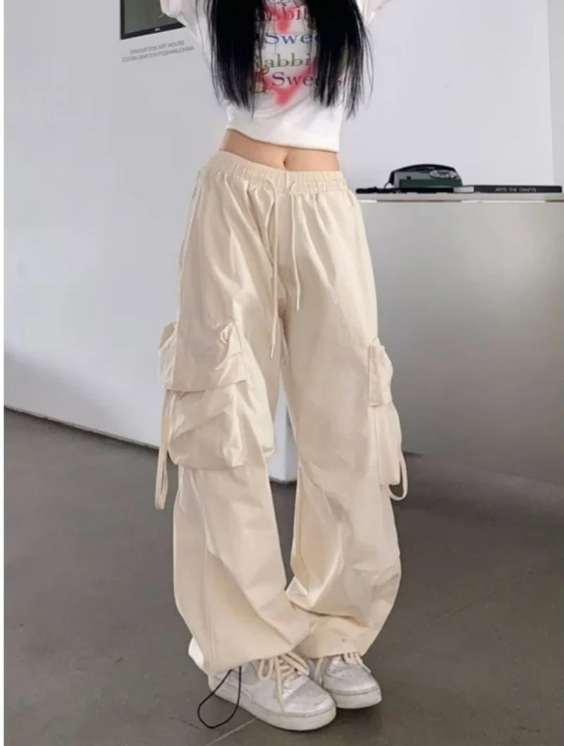 "VETEMENTS" Pantalon fille style cargo, coupe ample, jambes larges, style streetwear décontracté.