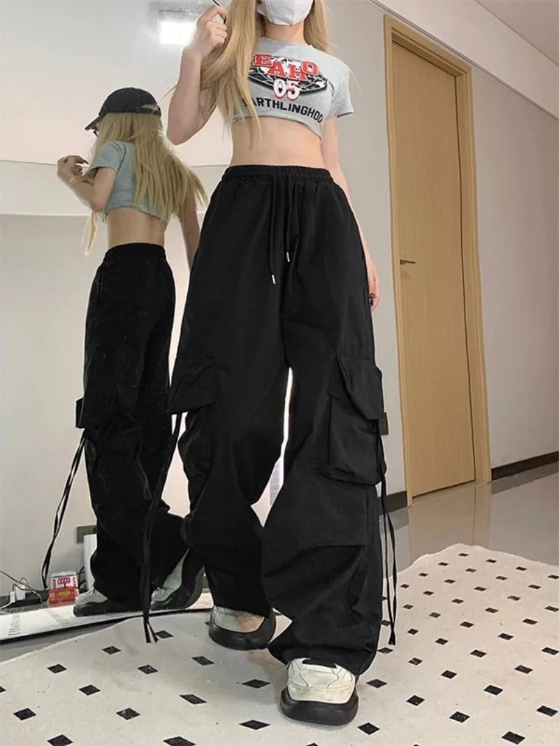 "VETEMENTS" Pantalon fille style cargo, coupe ample, jambes larges, style streetwear décontracté.