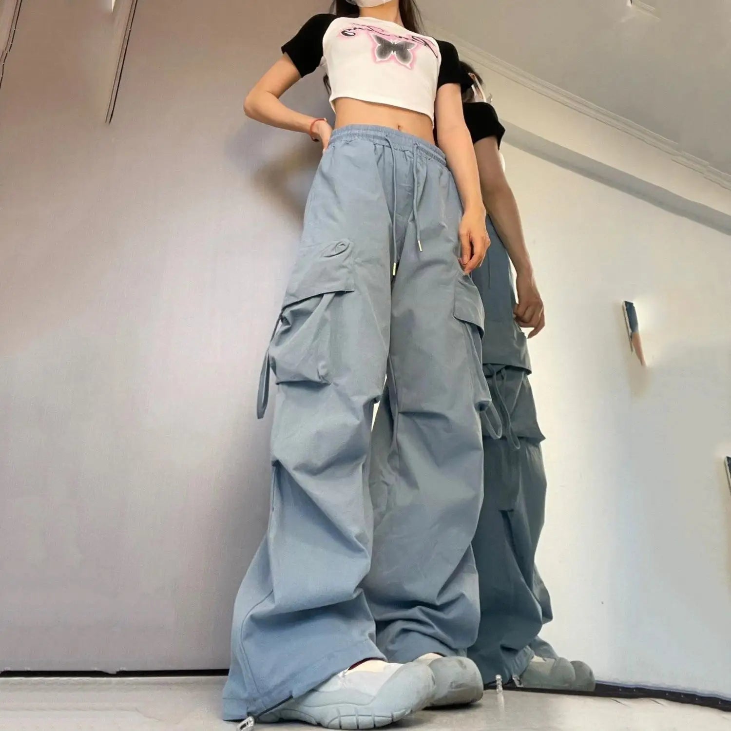 "VETEMENTS" Pantalon fille style cargo, coupe ample, jambes larges, style streetwear décontracté.