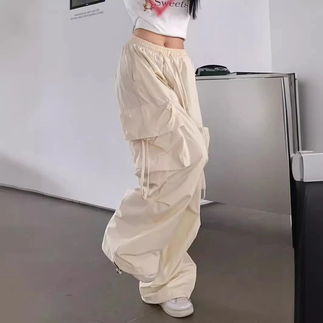"VETEMENTS" Pantalon fille style cargo, coupe ample, jambes larges, style streetwear décontracté.