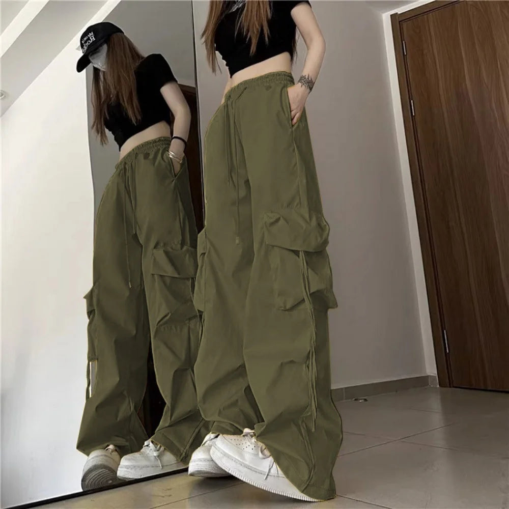"VETEMENTS" Pantalon fille style cargo, coupe ample, jambes larges, style streetwear décontracté.