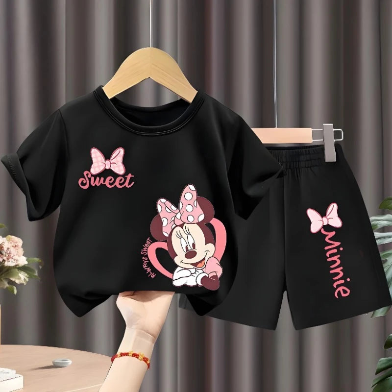 "VETEMENTS" Ensemble deux pièces pour enfants : T-shirt et short. Tenue décontractée respirante