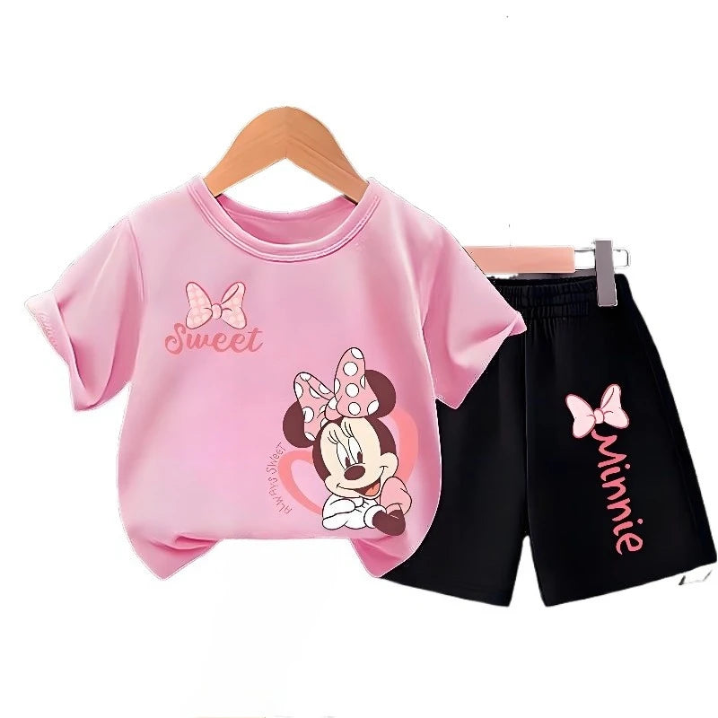 "VETEMENTS" Ensemble deux pièces pour enfants : T-shirt et short. Tenue décontractée respirante