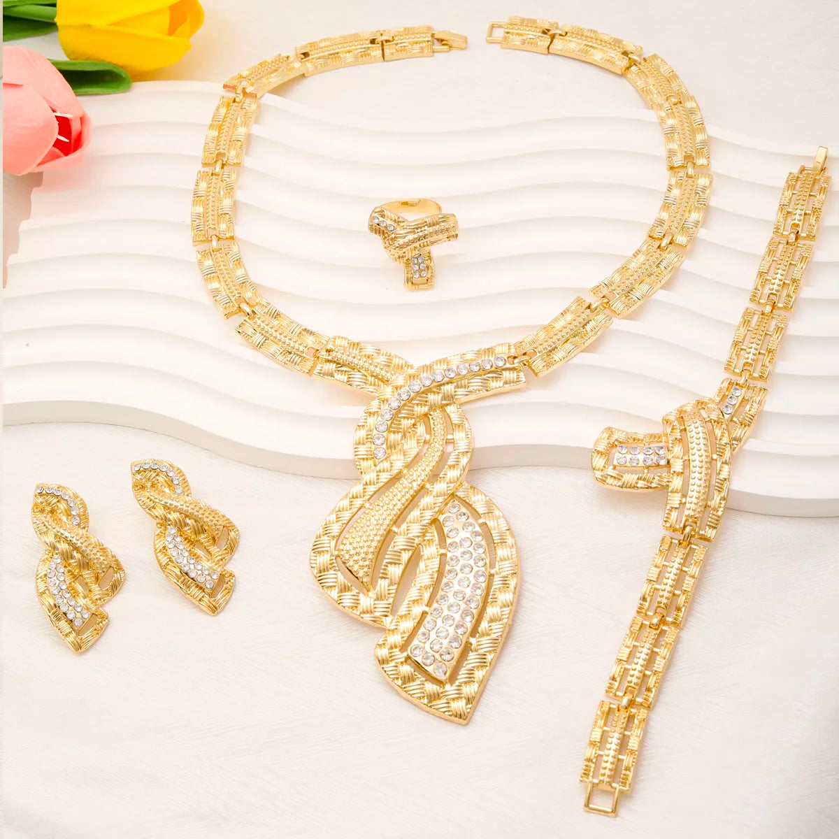 "BIJOUX" Parures de bijoux plaqués or,  collier, bracelet, boucles d'oreilles et bague avec pendentif en zircon
