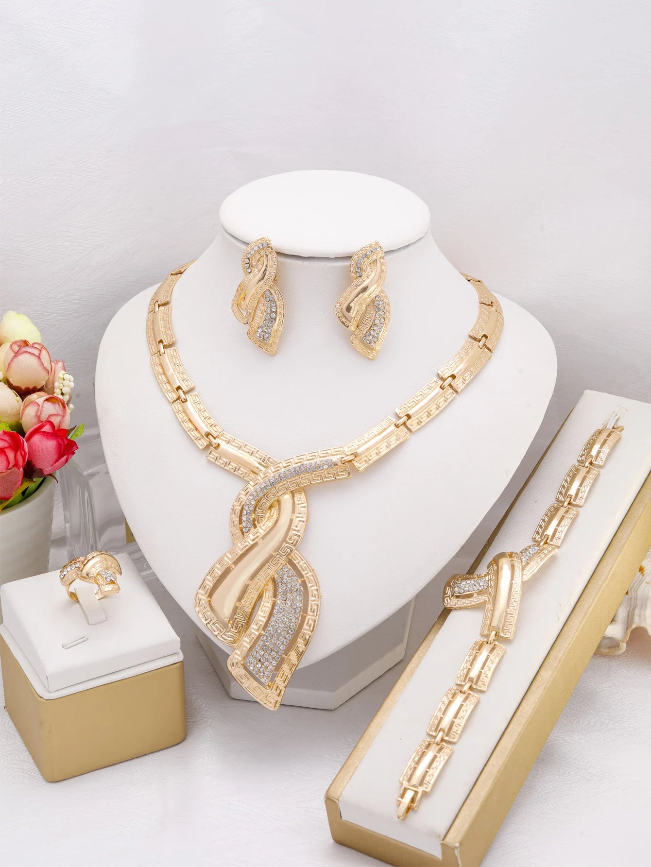 "BIJOUX" Parures de bijoux plaqués or,  collier, bracelet, boucles d'oreilles et bague avec pendentif en zircon