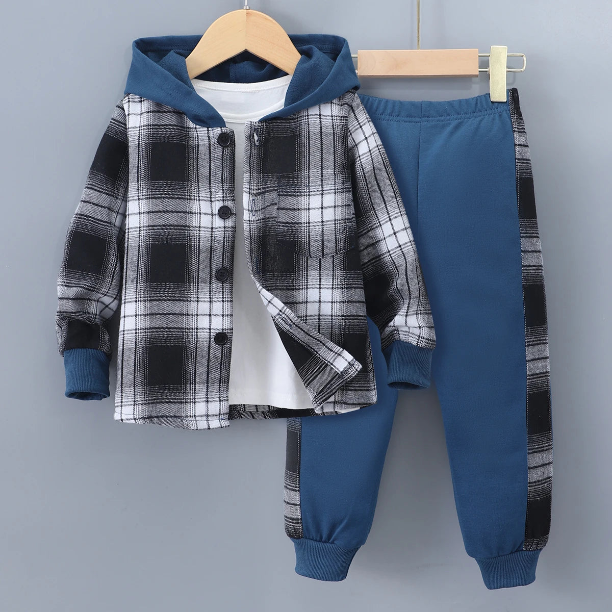 Men's and children's long sleeved checkered hooded suit