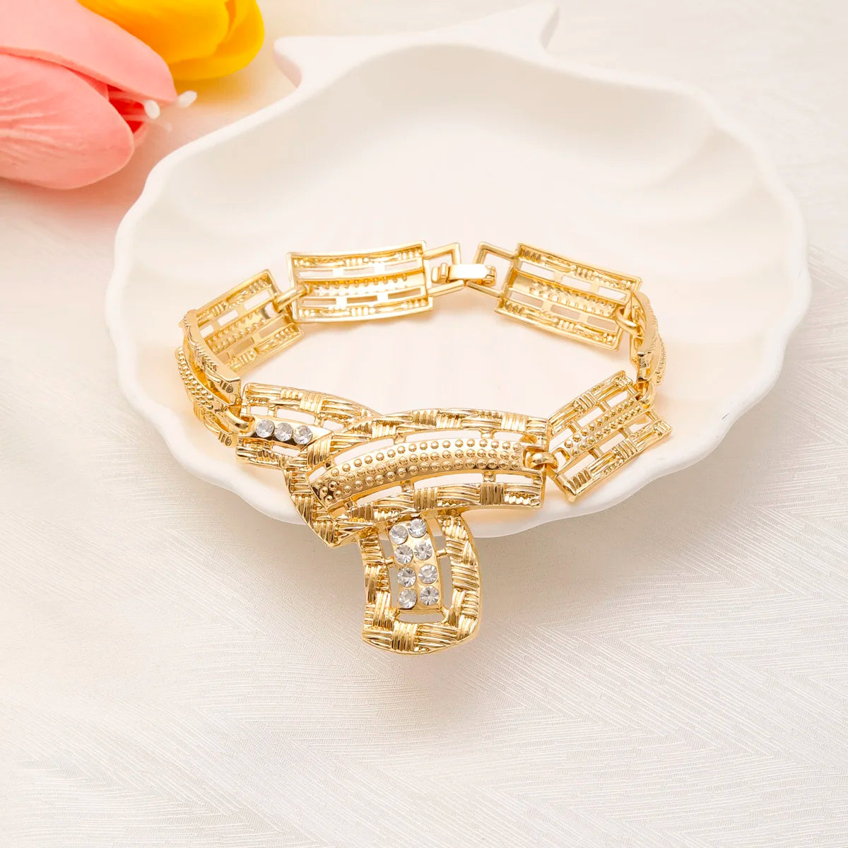 "BIJOUX" Parures de bijoux plaqués or,  collier, bracelet, boucles d'oreilles et bague avec pendentif en zircon